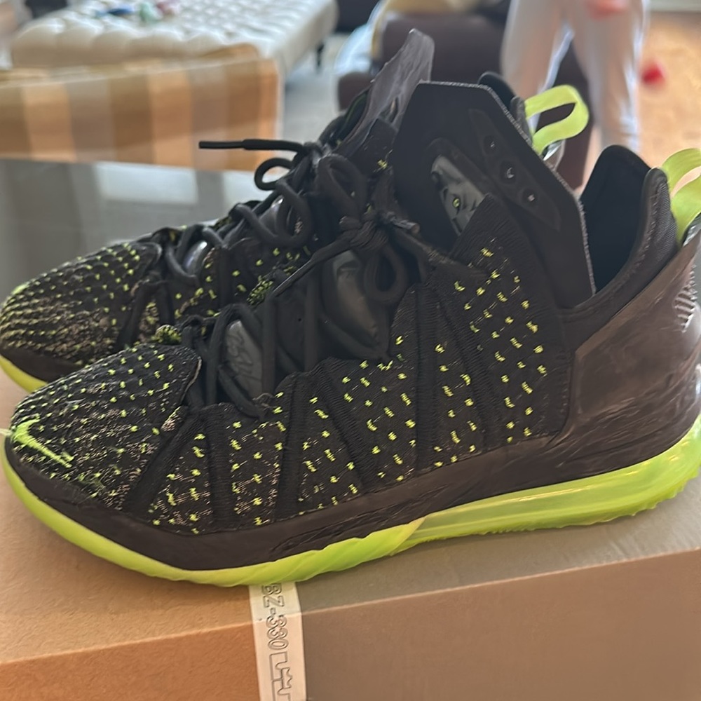Men’s Nike Lebron XVIII Basketball sneakers size 8.5